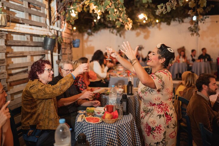 Upplev en livlig grekisk bröllopsshow på Santorini med dans, vin och tallkrossning, foto 15 | wizardtrip
