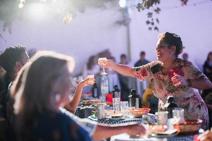 Upplev en livlig grekisk bröllopsshow på Santorini med dans, vin och tallkrossning, foto 16 | wizardtrip