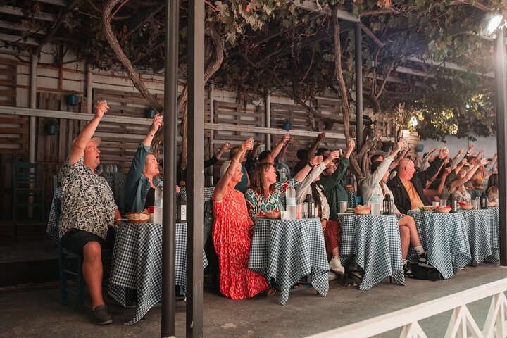 Upplev en livlig grekisk bröllopsshow på Santorini med dans, vin och tallkrossning, foto 17 | wizardtrip