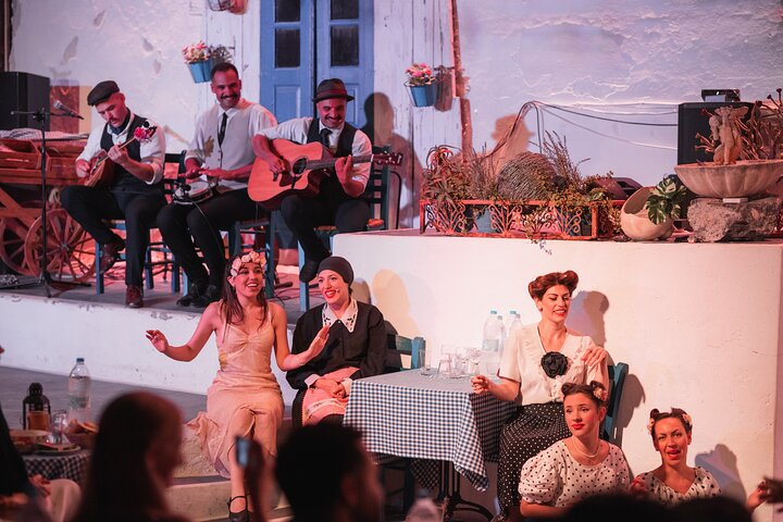 Upplev en livlig grekisk bröllopsshow på Santorini med dans, vin och tallkrossning, foto 18 | wizardtrip