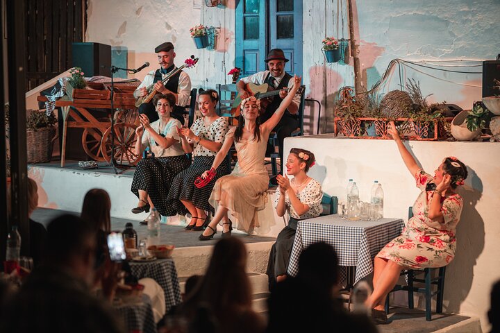 Upplev en livlig grekisk bröllopsshow på Santorini med dans, vin och tallkrossning, foto 19 | wizardtrip