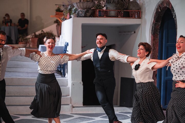 Upplev en livlig grekisk bröllopsshow på Santorini med dans, vin och tallkrossning, foto 20 | wizardtrip