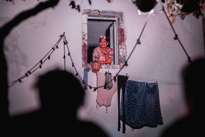 Upplev en livlig grekisk bröllopsshow på Santorini med dans, vin och tallkrossning, foto 23 | wizardtrip