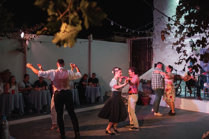 Upplev en livlig grekisk bröllopsshow på Santorini med dans, vin och tallkrossning, foto 24 | wizardtrip