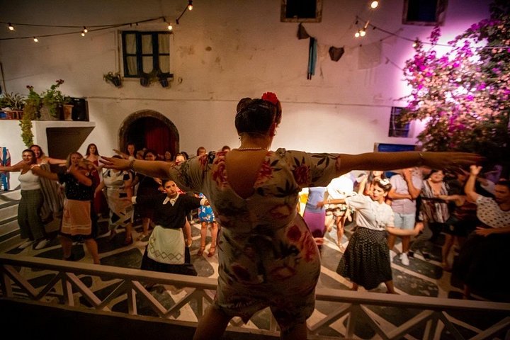 Upplev en livlig grekisk bröllopsshow på Santorini med dans, vin och tallkrossning, foto 25 | wizardtrip