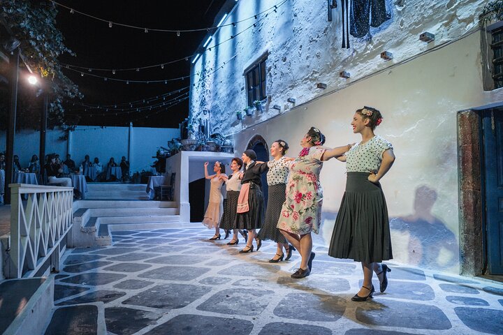 Upplev en livlig grekisk bröllopsshow på Santorini med dans, vin och tallkrossning, foto 27 | wizardtrip