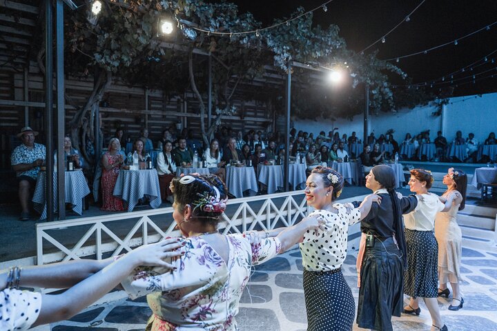 Upplev en livlig grekisk bröllopsshow på Santorini med dans, vin och tallkrossning, foto 28 | wizardtrip