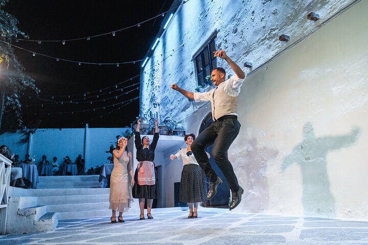 Upplev en livlig grekisk bröllopsshow på Santorini med dans, vin och tallkrossning, foto 29 | wizardtrip