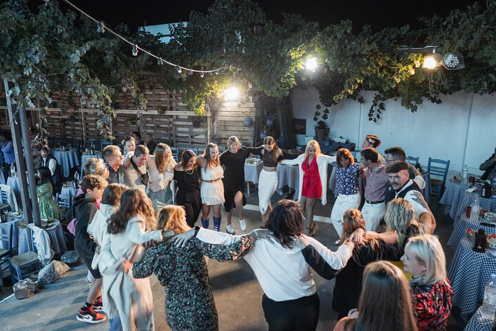 Upplev en livlig grekisk bröllopsshow på Santorini med dans, vin och tallkrossning, foto 31 | wizardtrip