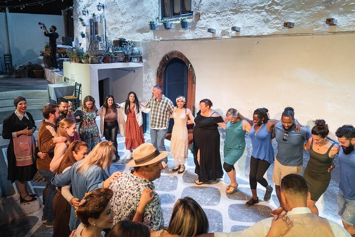 Upplev en livlig grekisk bröllopsshow på Santorini med dans, vin och tallkrossning, foto 32 | wizardtrip