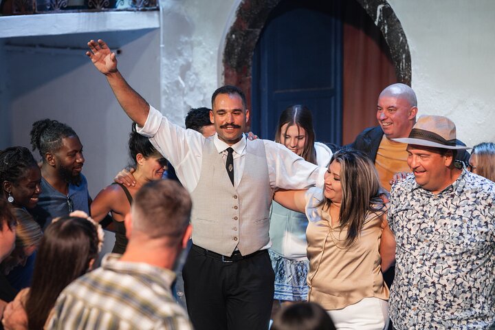 Upplev en livlig grekisk bröllopsshow på Santorini med dans, vin och tallkrossning, foto 33 | wizardtrip
