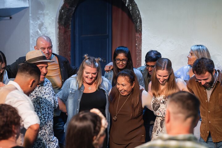 Upplev en livlig grekisk bröllopsshow på Santorini med dans, vin och tallkrossning, foto 34 | wizardtrip