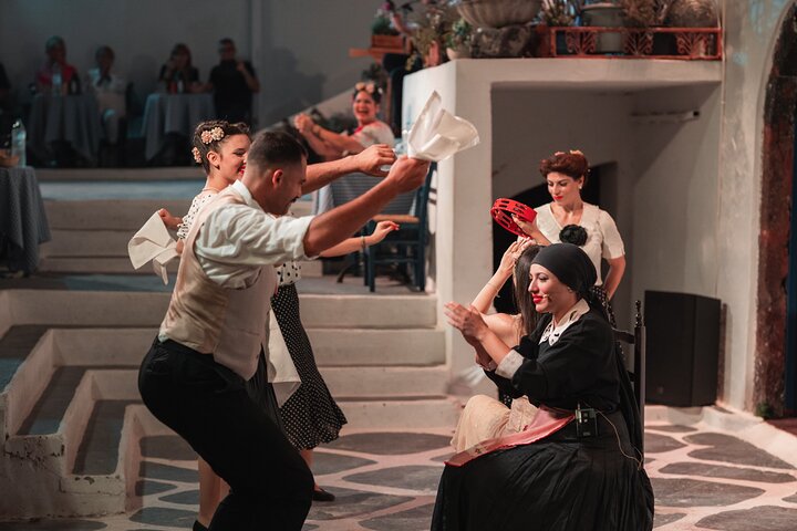 Upplev en livlig grekisk bröllopsshow på Santorini med dans, vin och tallkrossning, foto 35 | wizardtrip