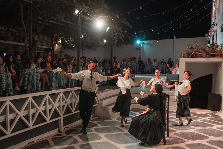 Upplev en livlig grekisk bröllopsshow på Santorini med dans, vin och tallkrossning, foto 36 | wizardtrip