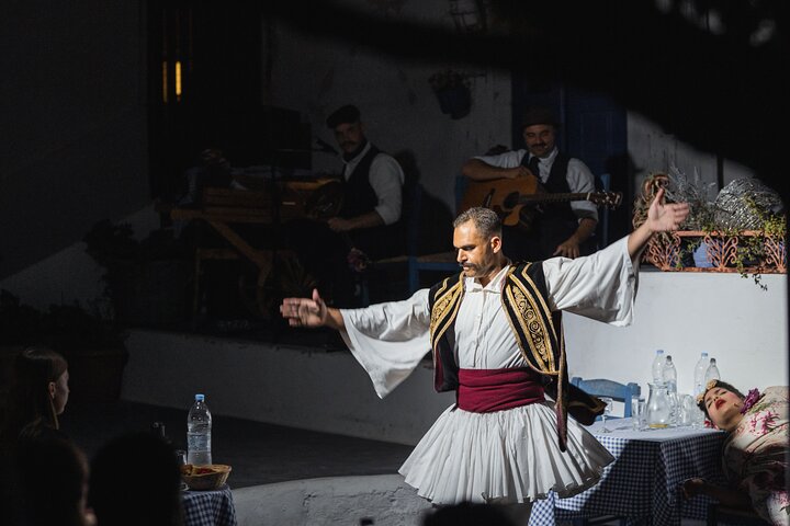 Upplev en livlig grekisk bröllopsshow på Santorini med dans, vin och tallkrossning, foto 37 | wizardtrip