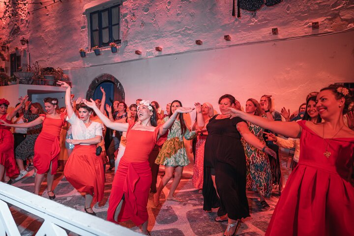 Upplev en livlig grekisk bröllopsshow på Santorini med dans, vin och tallkrossning, foto 39 | wizardtrip
