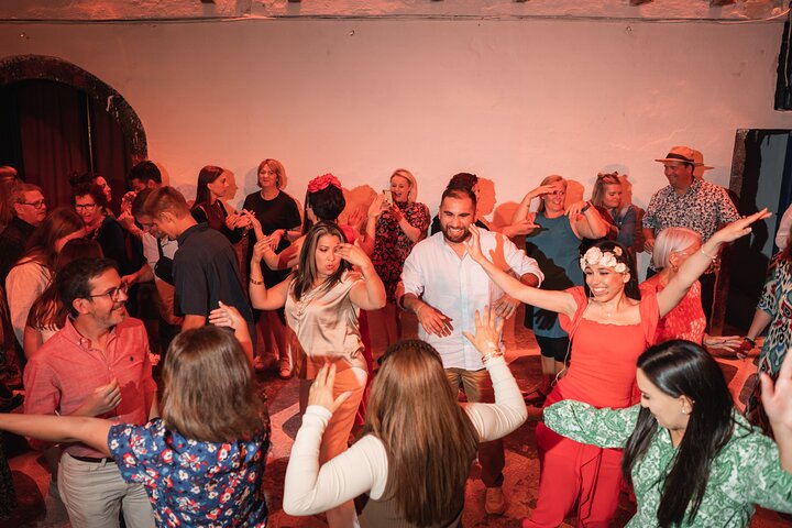 Upplev en livlig grekisk bröllopsshow på Santorini med dans, vin och tallkrossning, foto 40 | wizardtrip