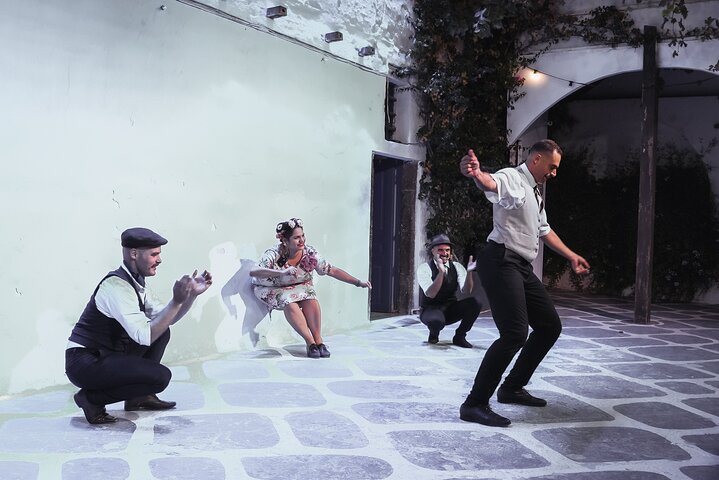 Upplev en livlig grekisk bröllopsshow på Santorini med dans, vin och tallkrossning, foto 41 | wizardtrip