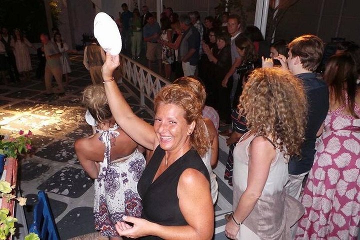 Upplev en livlig grekisk bröllopsshow på Santorini med dans, vin och tallkrossning, foto 42 | wizardtrip