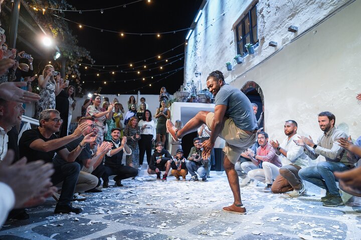 Upplev en livlig grekisk bröllopsshow på Santorini med dans, vin och tallkrossning, foto 45 | wizardtrip