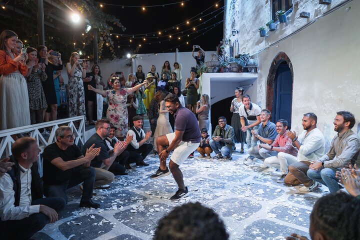 Upplev en livlig grekisk bröllopsshow på Santorini med dans, vin och tallkrossning, foto 46 | wizardtrip