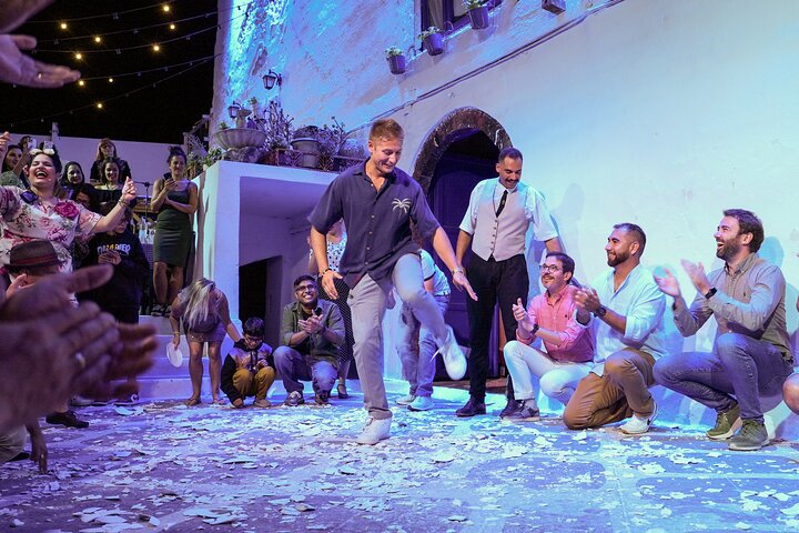 Upplev en livlig grekisk bröllopsshow på Santorini med dans, vin och tallkrossning, foto 47 | wizardtrip
