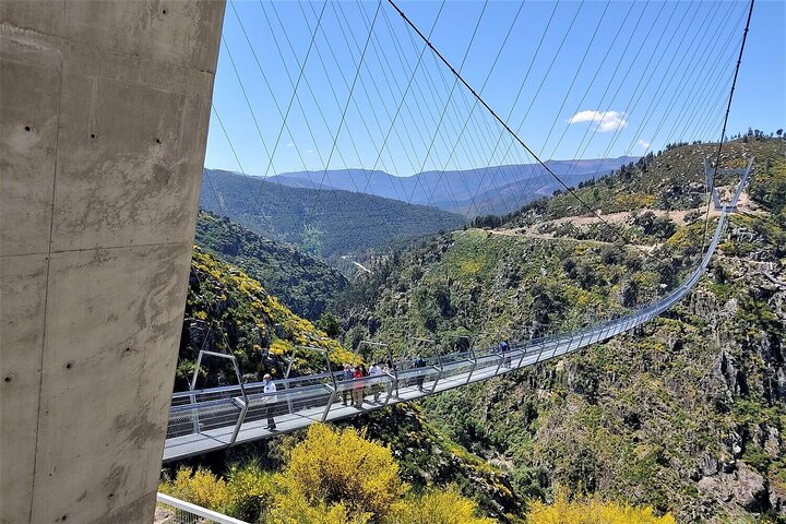 Des touristes traversent le pont suspendu d'Arouca et les passerelles de Paiva près de Porto, Portugal, photo 9 | wizardtrip