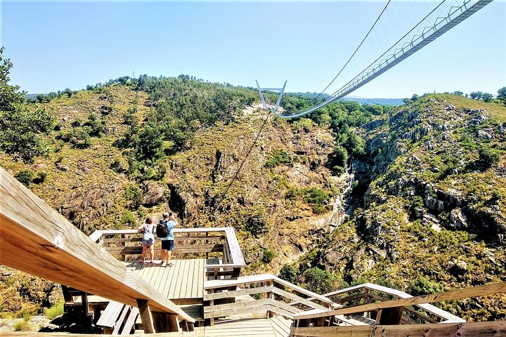 Des touristes traversent le pont suspendu d'Arouca et les passerelles de Paiva près de Porto, Portugal, photo 10 | wizardtrip