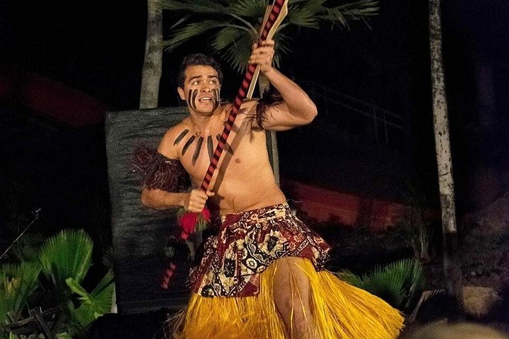 Découvrez un luau hawaïen authentique avec des danseurs de feu, du hula et un festin au Chief's Luau à Oahu, photo 6 | wizardtrip