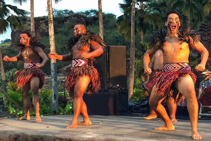 Découvrez un luau hawaïen authentique avec des danseurs de feu, du hula et un festin au Chief's Luau à Oahu, photo 7 | wizardtrip