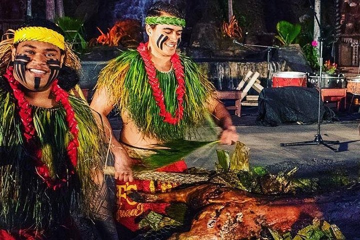 Découvrez un luau hawaïen authentique avec des danseurs de feu, du hula et un festin au Chief's Luau à Oahu, photo 8 | wizardtrip