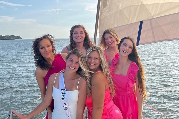 Segeln Sie an Bord der historischen America's Cup 12-Meter-Yacht Stars & Stripes auf einer Nachmittagsfahrt von Hilton Head, Foto 6 | wizardtrip