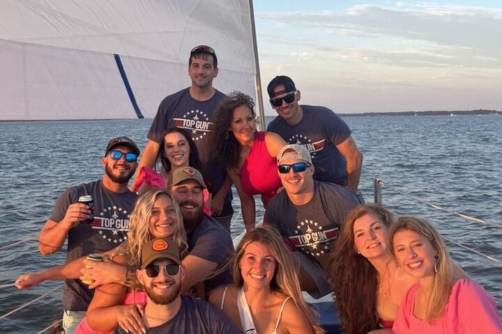Segeln Sie an Bord der historischen America's Cup 12-Meter-Yacht Stars & Stripes auf einer Nachmittagsfahrt von Hilton Head, Foto 7 | wizardtrip