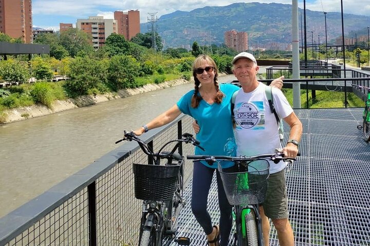 Passeio de bicicleta elétrica pelas ruas coloridas, parques e miradouros de Medellín, incluindo café e lanches, foto 9 | wizardtrip