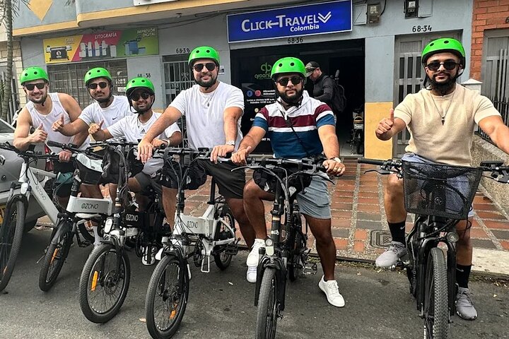 Passeio de bicicleta elétrica pelas ruas coloridas, parques e miradouros de Medellín, incluindo café e lanches, foto 11 | wizardtrip