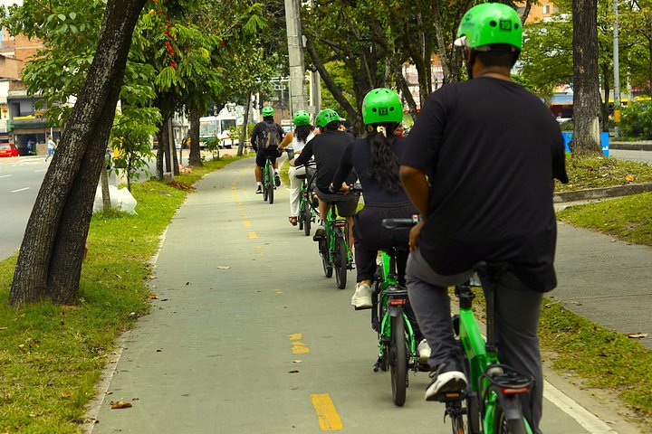 Passeio de bicicleta elétrica pelas ruas coloridas, parques e miradouros de Medellín, incluindo café e lanches, foto 12 | wizardtrip