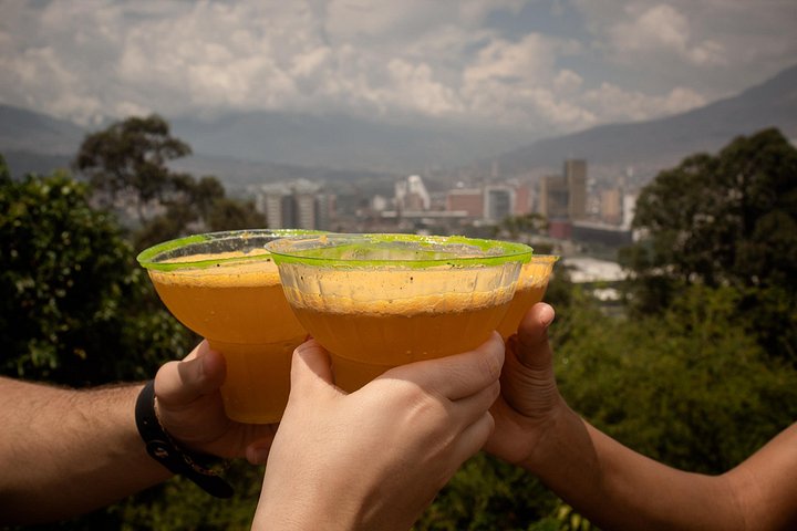 Passeio de bicicleta elétrica pelas ruas coloridas, parques e miradouros de Medellín, incluindo café e lanches, foto 15 | wizardtrip