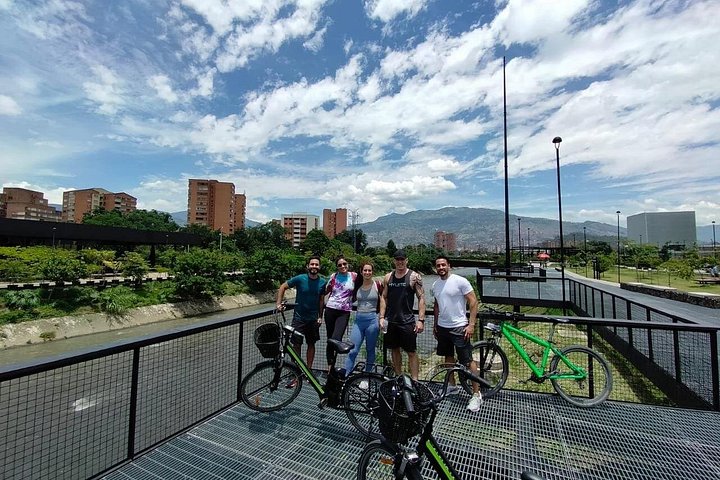 Passeio de bicicleta elétrica pelas ruas coloridas, parques e miradouros de Medellín, incluindo café e lanches, foto 18 | wizardtrip