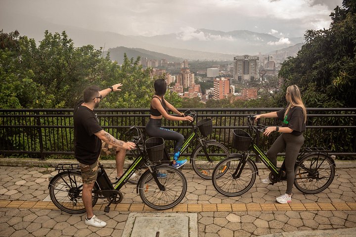 Passeio de bicicleta elétrica pelas ruas coloridas, parques e miradouros de Medellín, incluindo café e lanches, foto 21 | wizardtrip