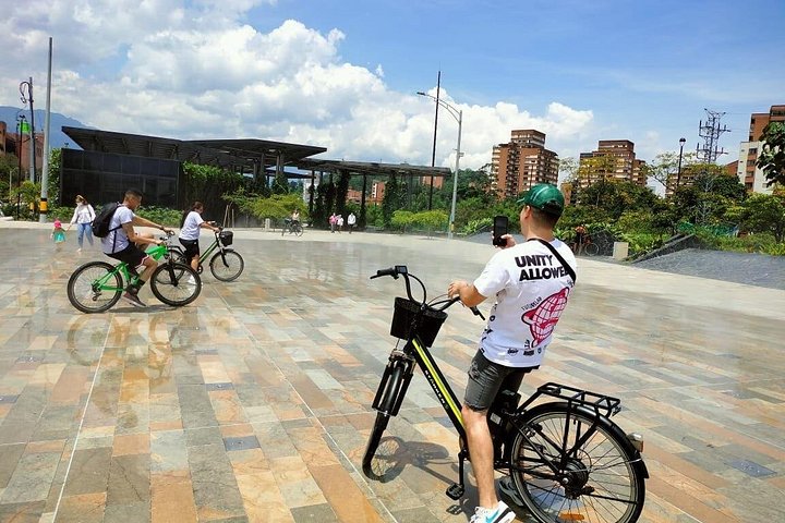 Passeio de bicicleta elétrica pelas ruas coloridas, parques e miradouros de Medellín, incluindo café e lanches, foto 23 | wizardtrip