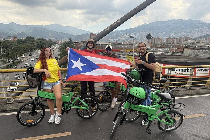 Passeio de bicicleta elétrica pelas ruas coloridas, parques e miradouros de Medellín, incluindo café e lanches, foto 25 | wizardtrip