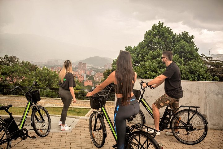 Passeio de bicicleta elétrica pelas ruas coloridas, parques e miradouros de Medellín, incluindo café e lanches, foto 26 | wizardtrip
