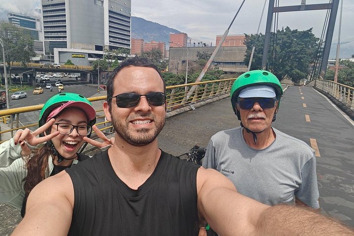 Passeio de bicicleta elétrica pelas ruas coloridas, parques e miradouros de Medellín, incluindo café e lanches, foto 29 | wizardtrip