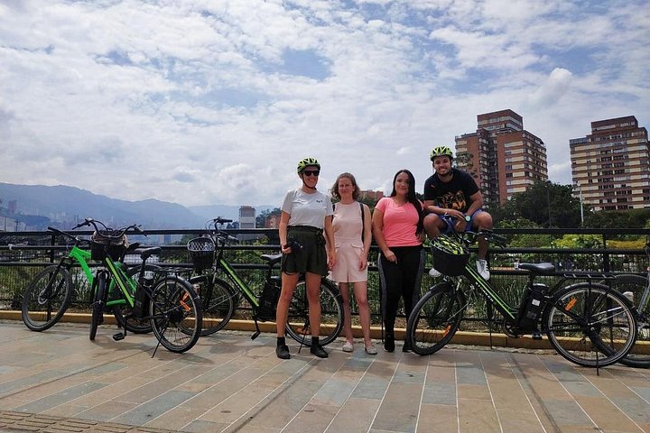Passeio de bicicleta elétrica pelas ruas coloridas, parques e miradouros de Medellín, incluindo café e lanches, foto 30 | wizardtrip