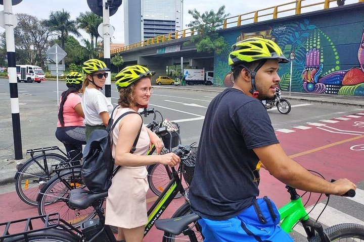 Passeio de bicicleta elétrica pelas ruas coloridas, parques e miradouros de Medellín, incluindo café e lanches, foto 31 | wizardtrip