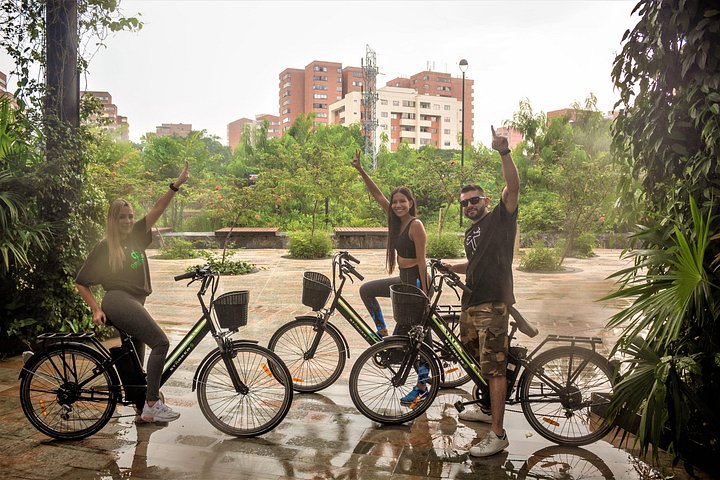 Passeio de bicicleta elétrica pelas ruas coloridas, parques e miradouros de Medellín, incluindo café e lanches, foto 32 | wizardtrip