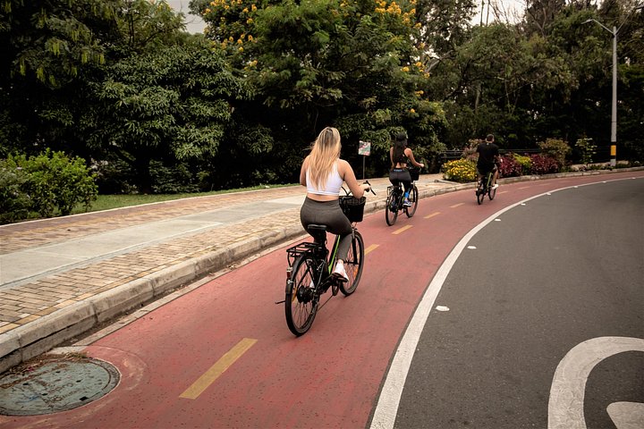 Passeio de bicicleta elétrica pelas ruas coloridas, parques e miradouros de Medellín, incluindo café e lanches, foto 37 | wizardtrip