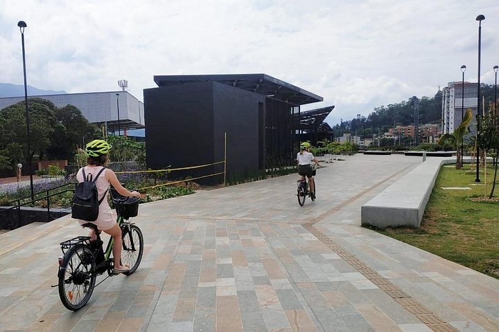 Passeio de bicicleta elétrica pelas ruas coloridas, parques e miradouros de Medellín, incluindo café e lanches, foto 40 | wizardtrip