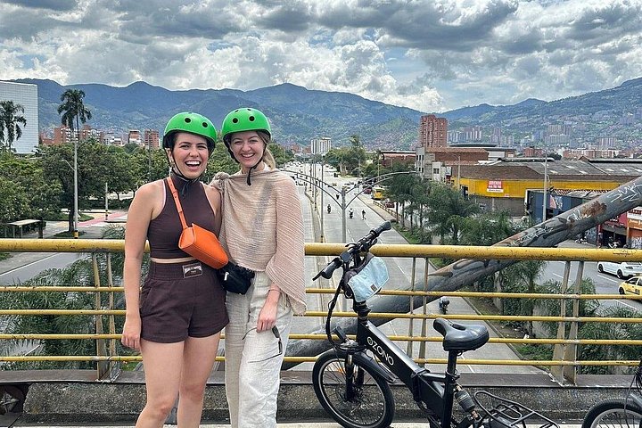 Passeio de bicicleta elétrica pelas ruas coloridas, parques e miradouros de Medellín, incluindo café e lanches, foto 42 | wizardtrip