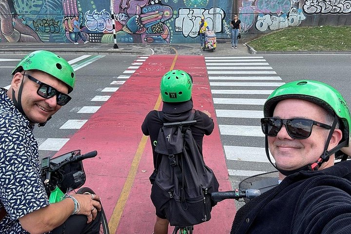 Passeio de bicicleta elétrica pelas ruas coloridas, parques e miradouros de Medellín, incluindo café e lanches, foto 44 | wizardtrip